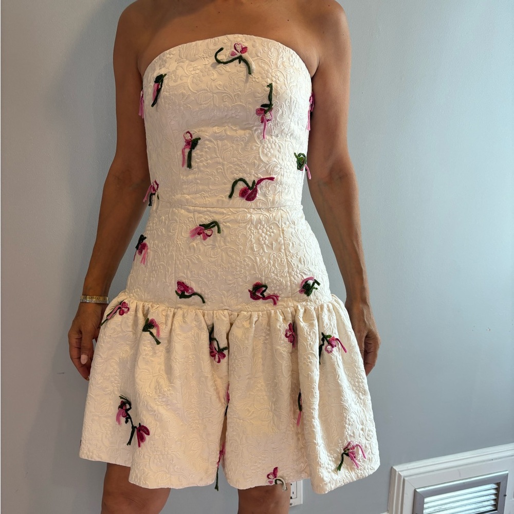 Oscar De La Renta short white embroidered dress with pink flowers